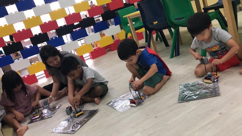 Group of kids building together in Bricks Challenge
